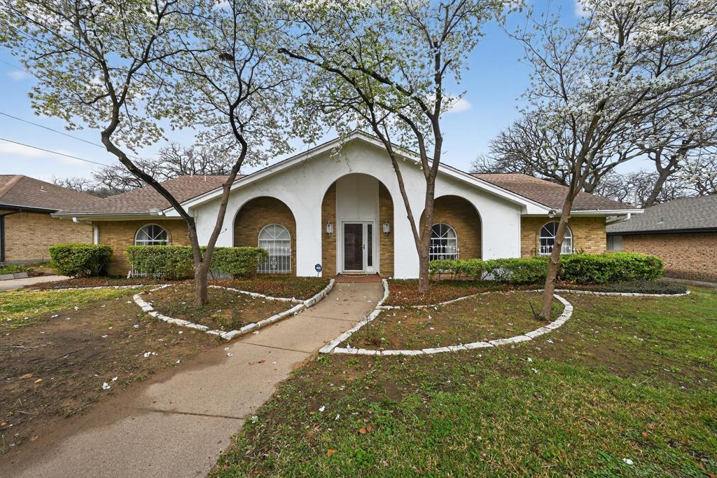 704 Castlewood Lane — photo