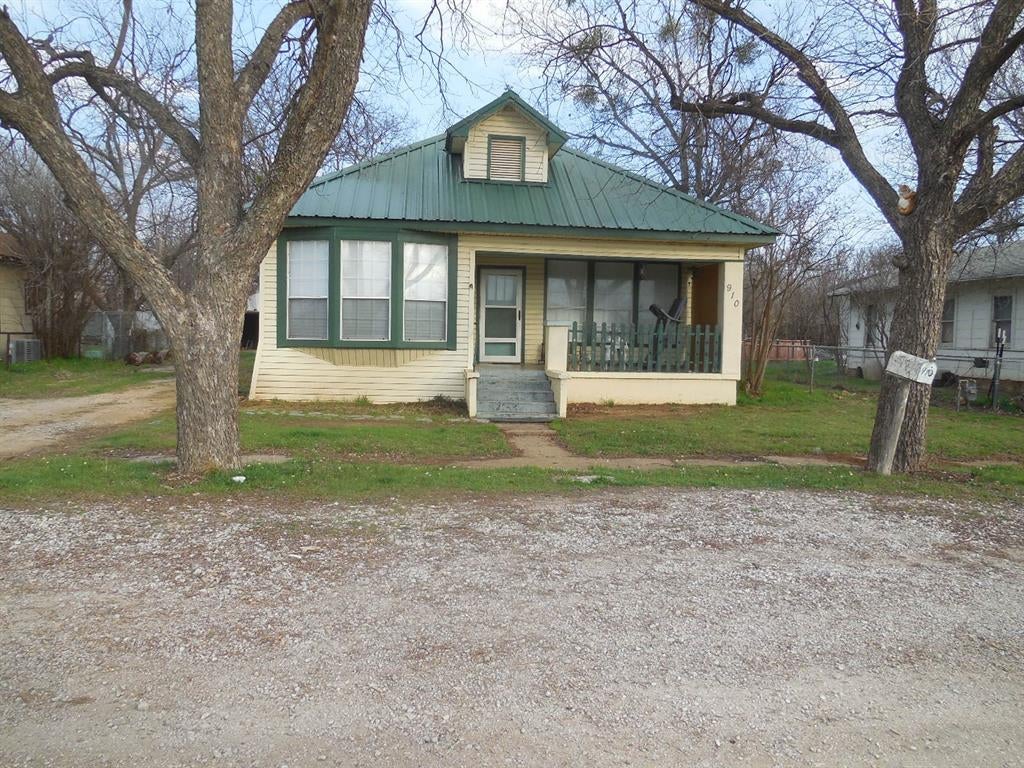 910 Sinclair Street — photo