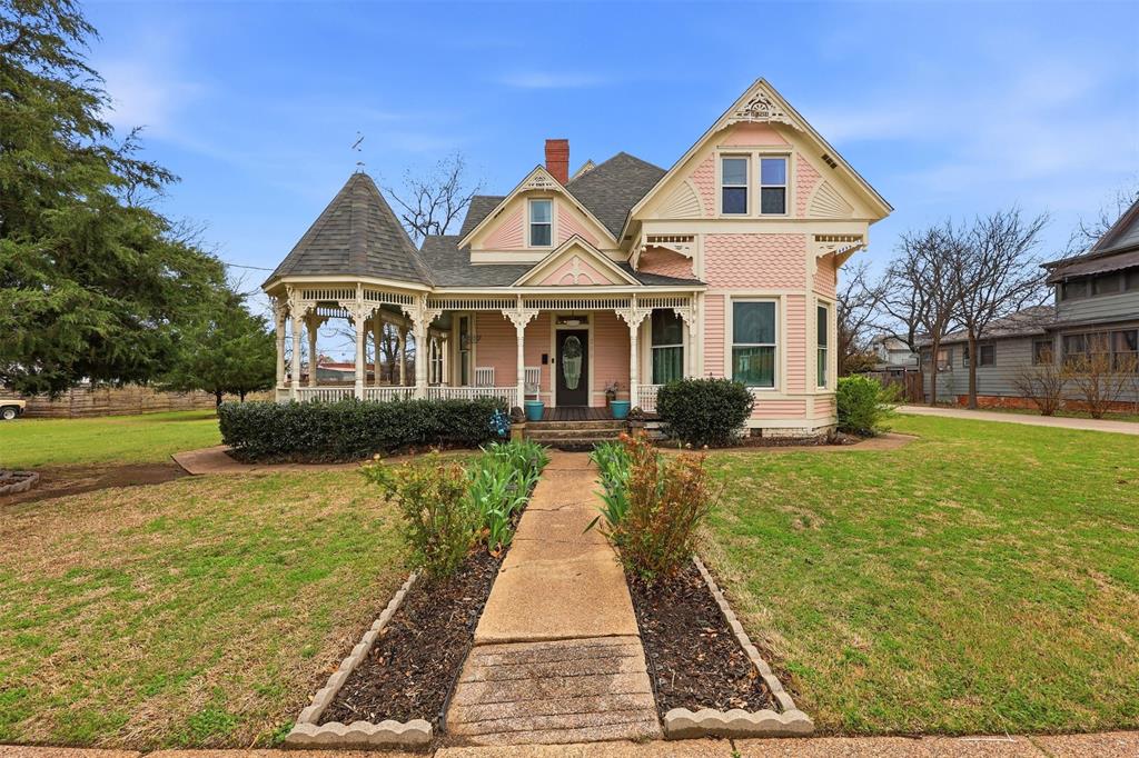 306 E Tarrant Street — photo