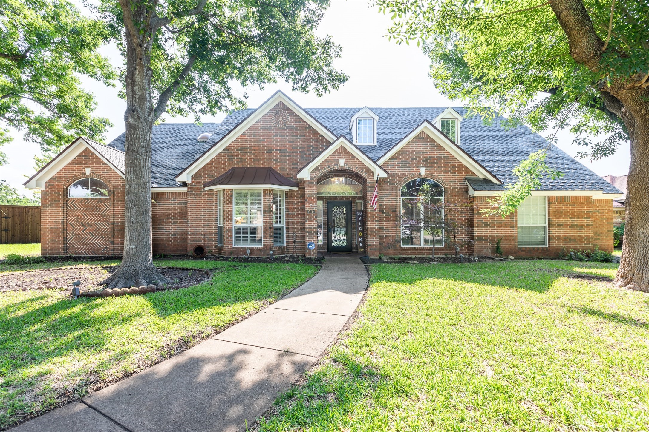 910 Kings Court — photo