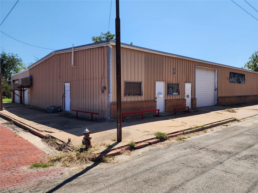 200 E Pecan Street — photo