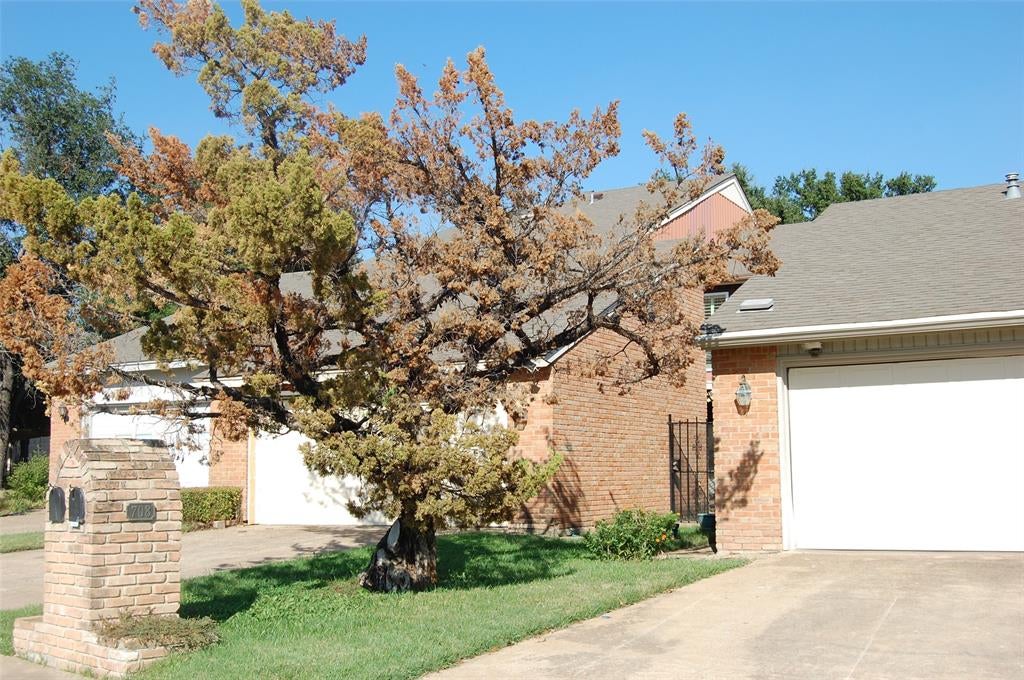708 Carriage Way — photo