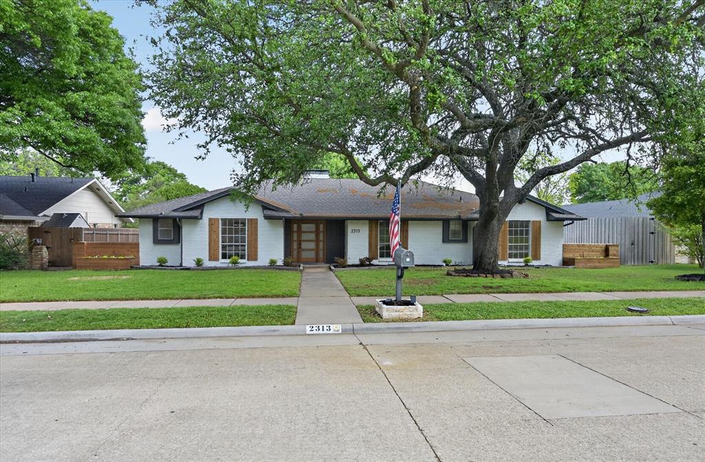 2313 Claridge Circle — photo