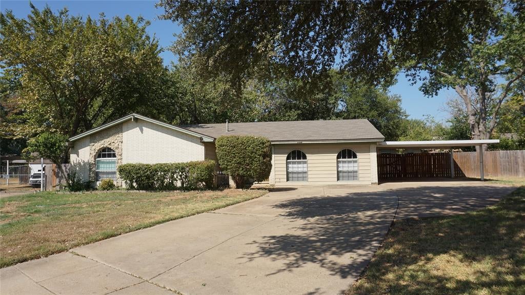 2308 Warwick Court — photo