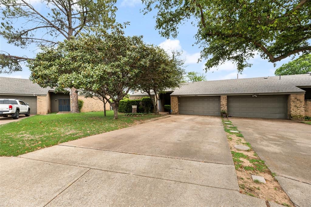1801 Woodview Court — photo