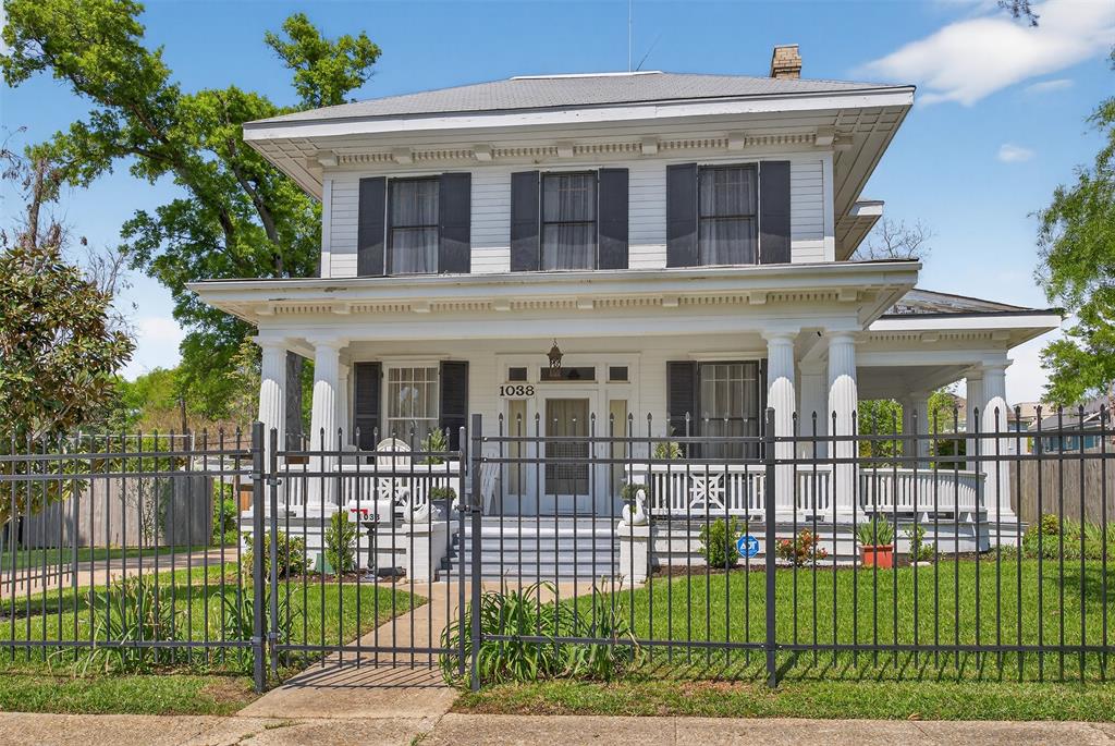 1038 College Street — photo