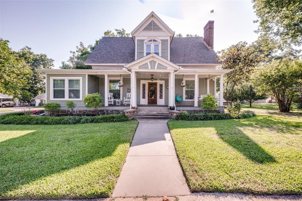 310 E Tarrant Street — photo