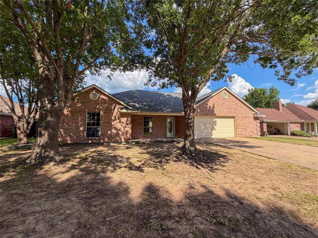 2204 N Village Drive — photo