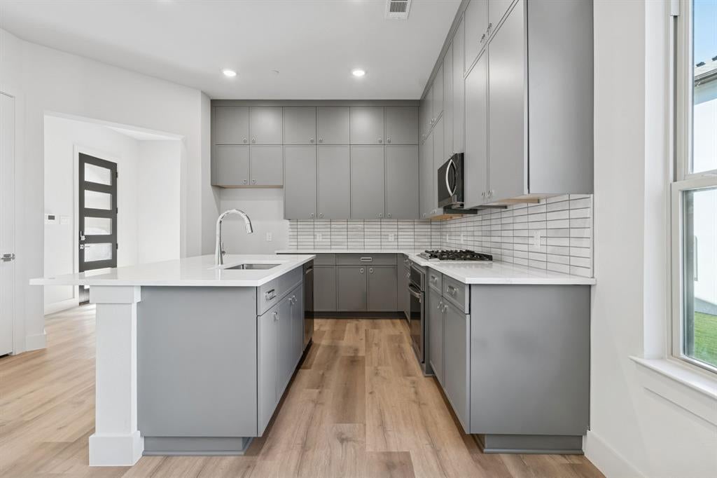 452 Waters Edge Drive 822 — photo