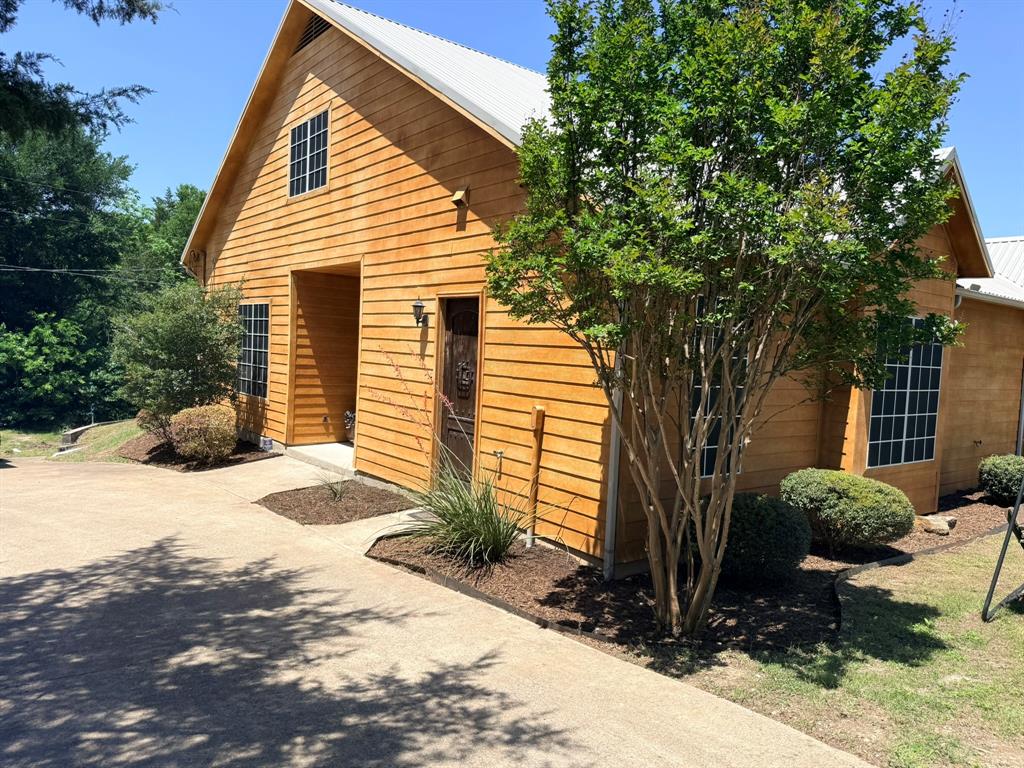 305 Twin Lakes Drive — photo