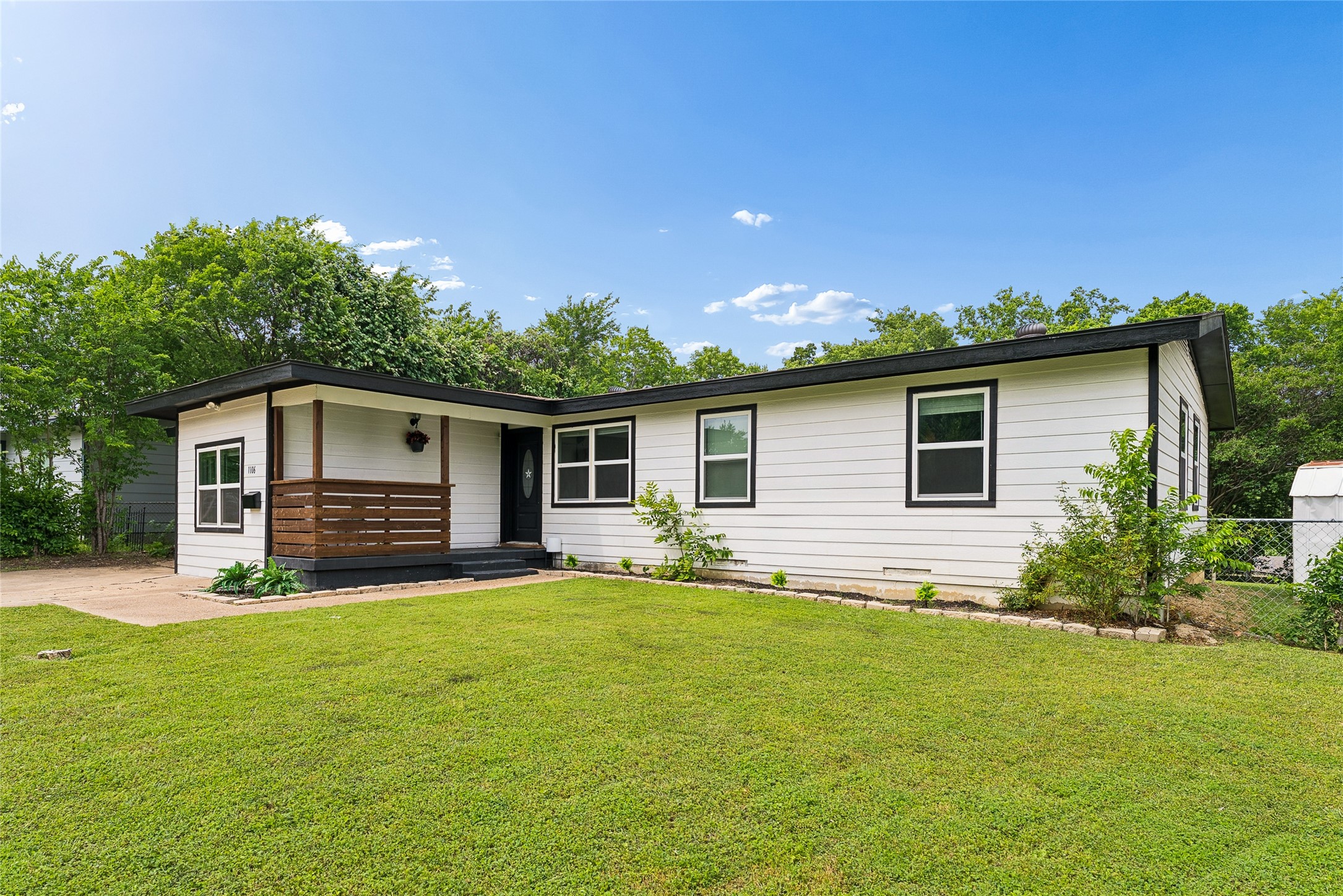 1106 E Strong Parkway — photo