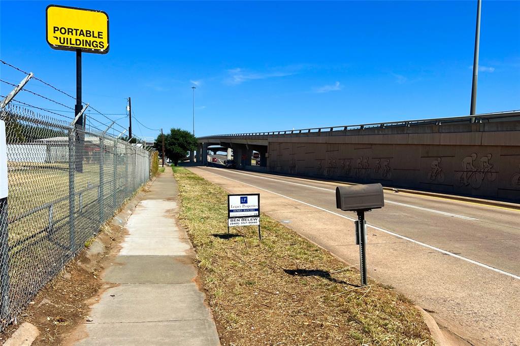 231 Central Freeway E — photo