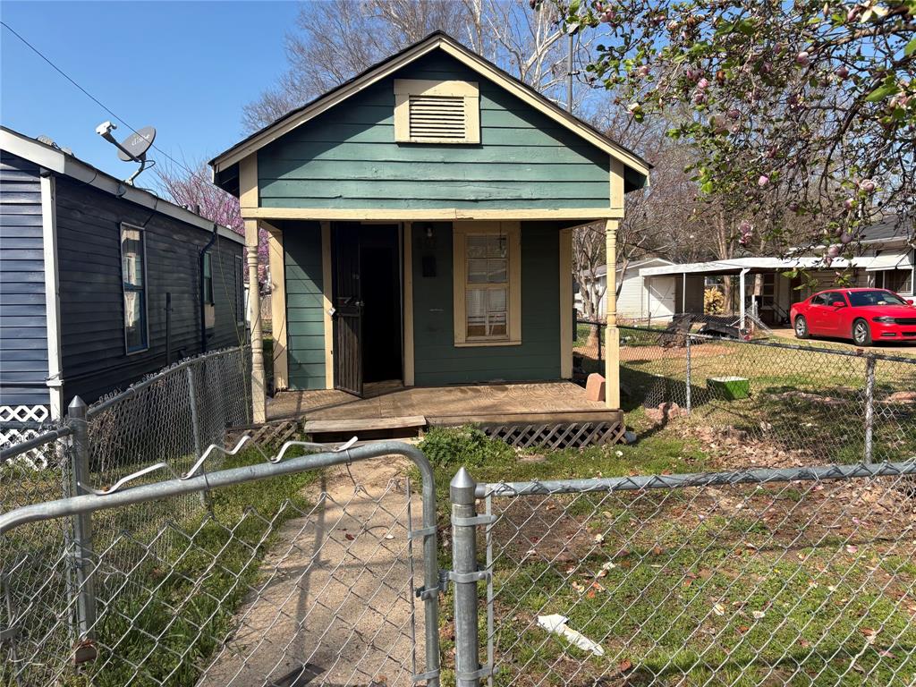 607 Kelly Street — photo