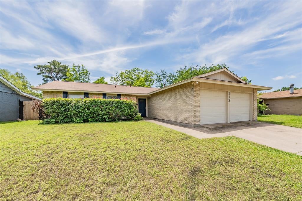 313 Hawthorne Lane — photo