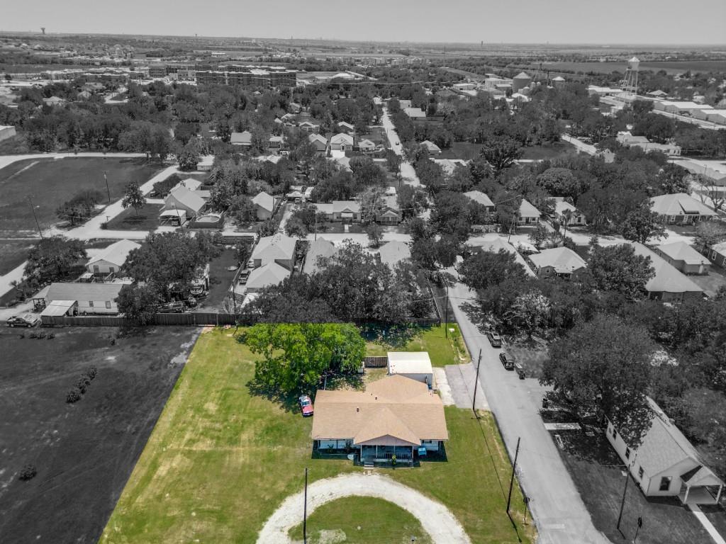 403 E Pecan Street — photo
