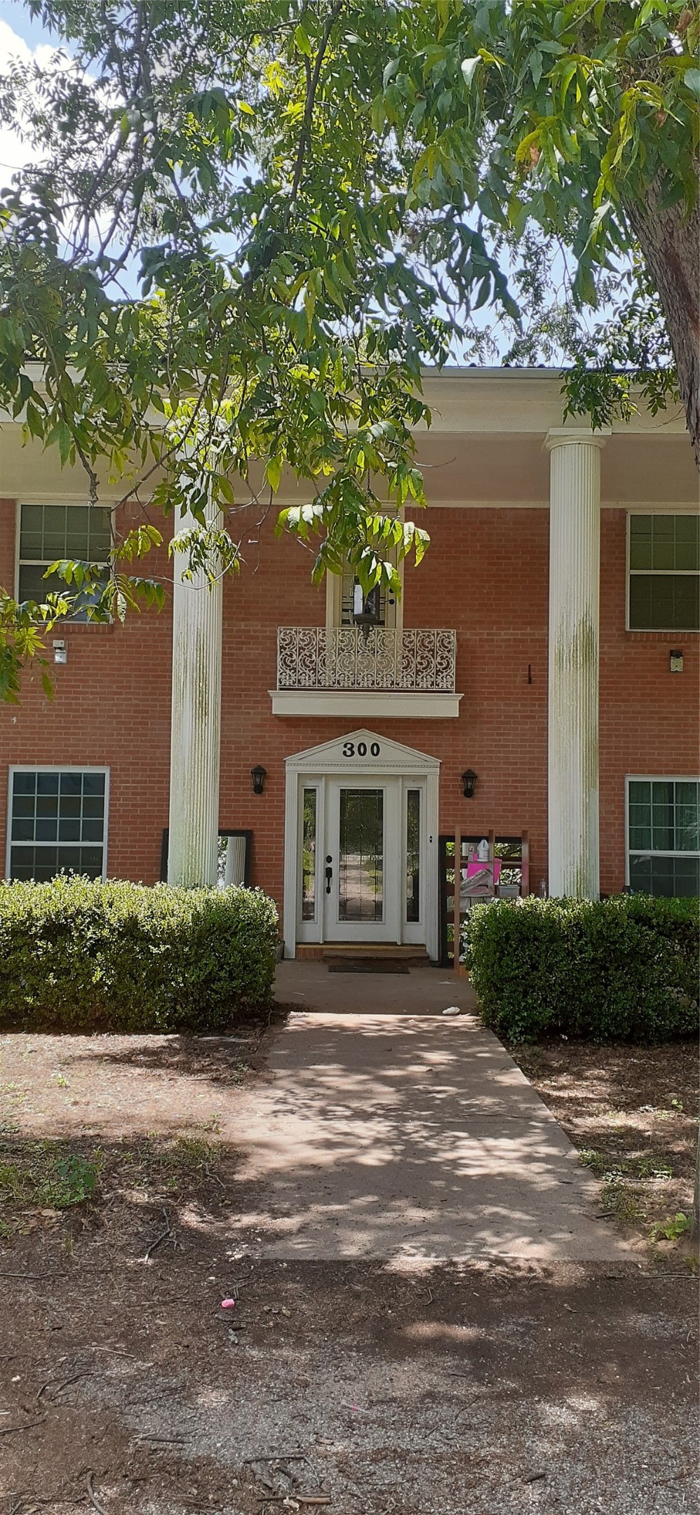 300 S Mockingbird Lane — photo