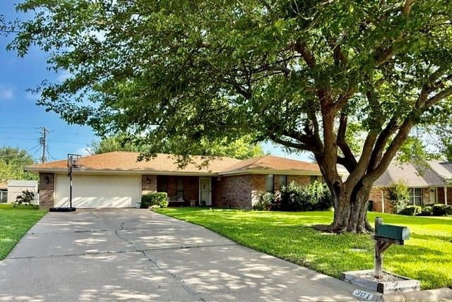 301 Bluebonnet Street — photo