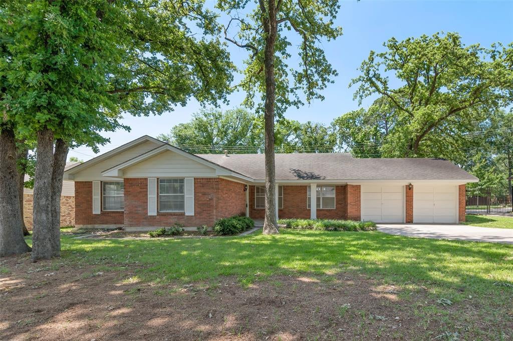 2202 Foxcroft Circle — photo