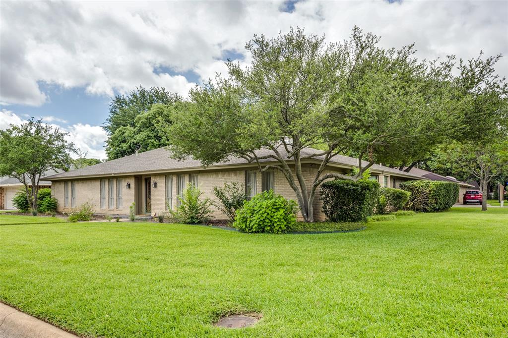2414 Lakeview Circle — photo