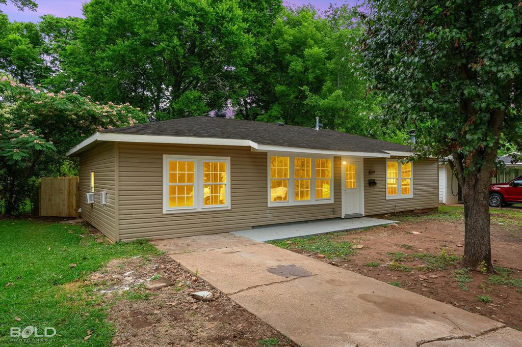 1809 Leslie — photo
