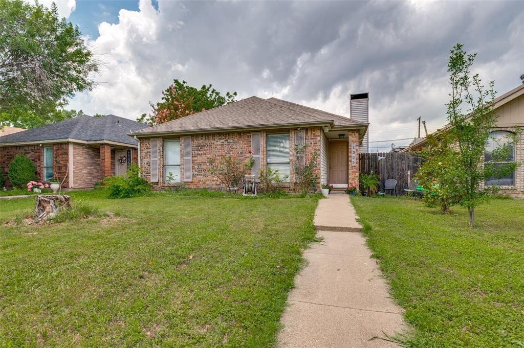 1325 Abbott Drive — photo