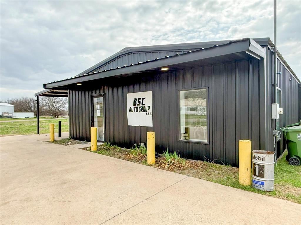 300 E Railroad Avenue — photo