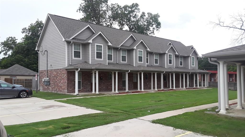 2004 Pecan Street E — photo