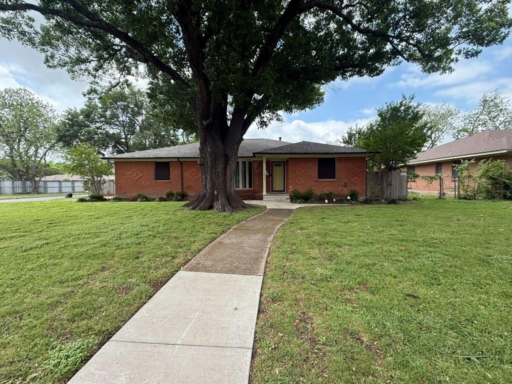 2424 Dorrington Drive — photo