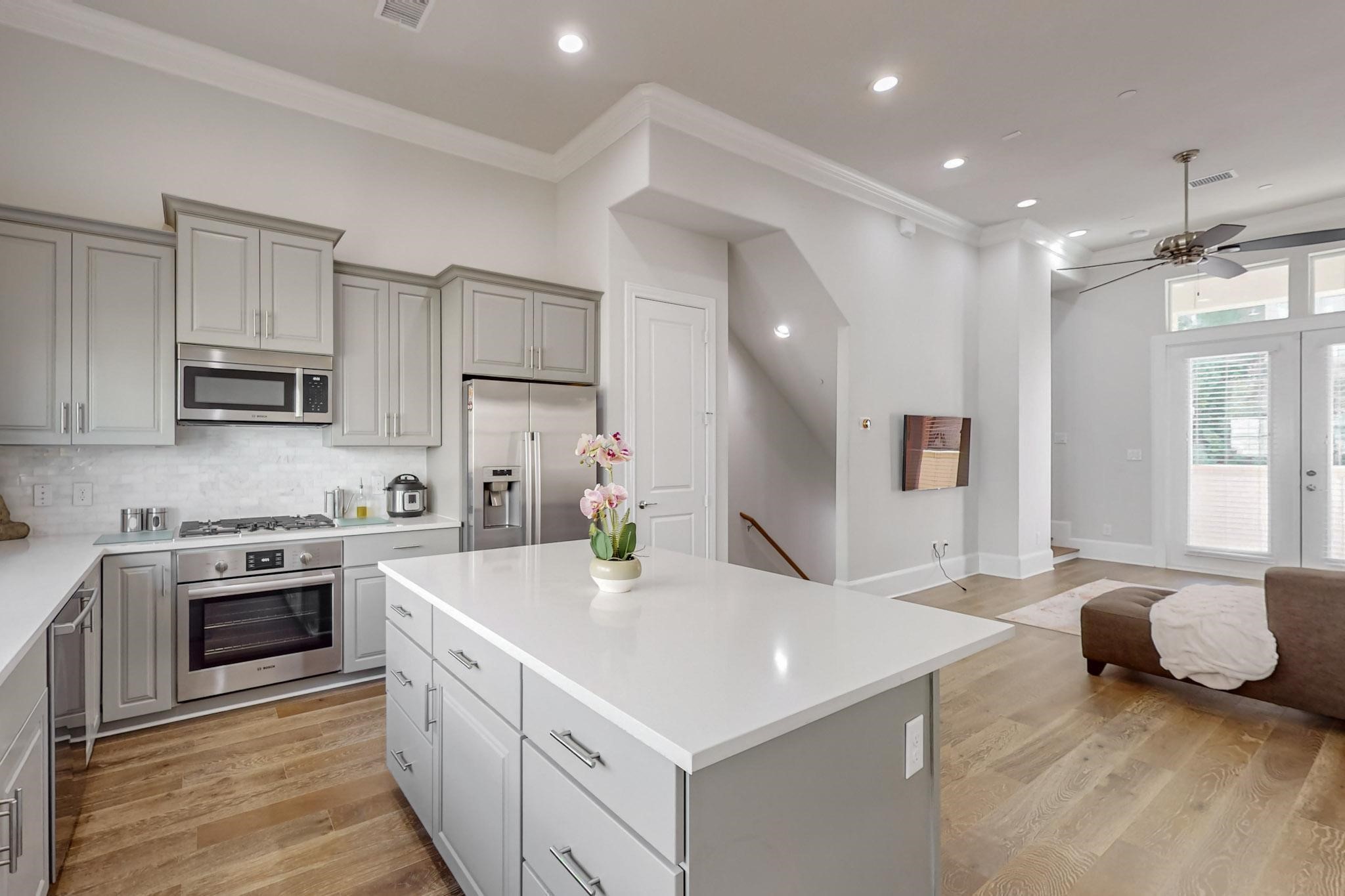 638 Dalton Lane 802 — photo