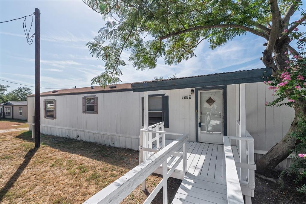 1321 Phoenix Court — photo