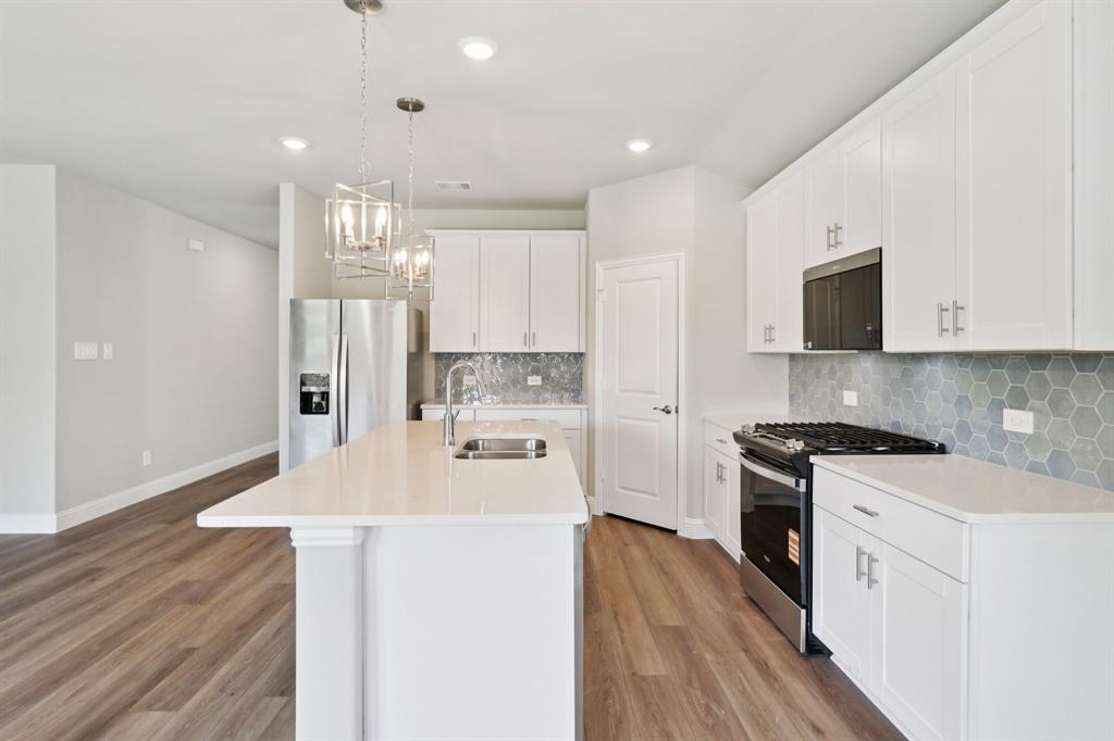3233 Romero Plaza — photo