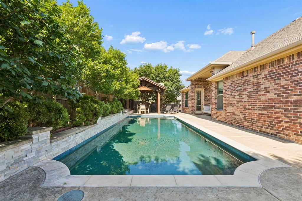 400 Komron Court — photo