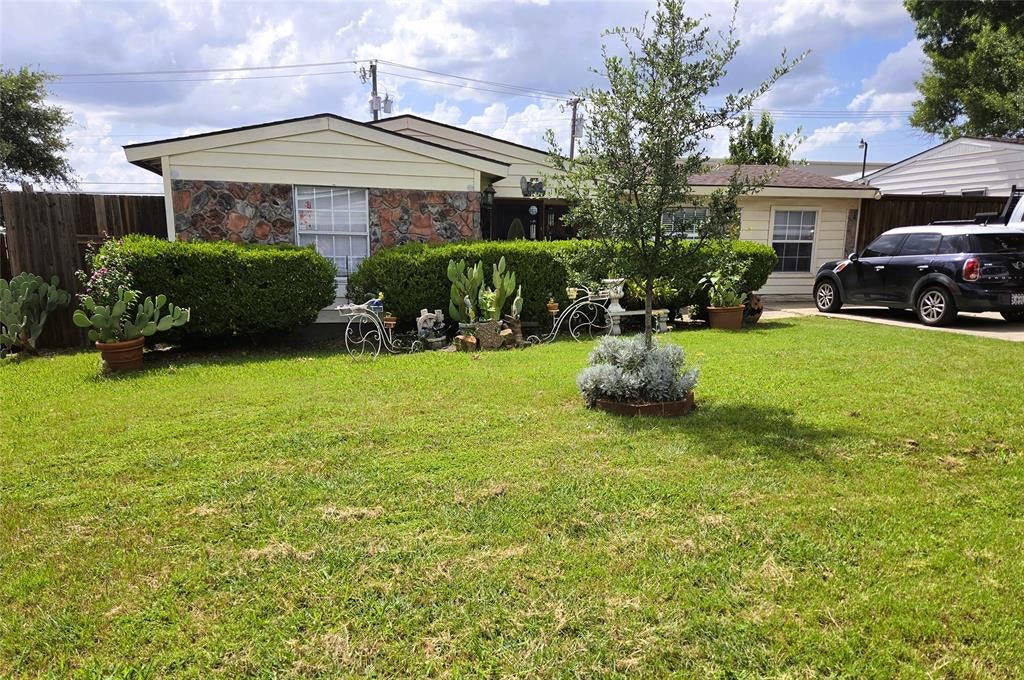 13973 Bee Street — photo