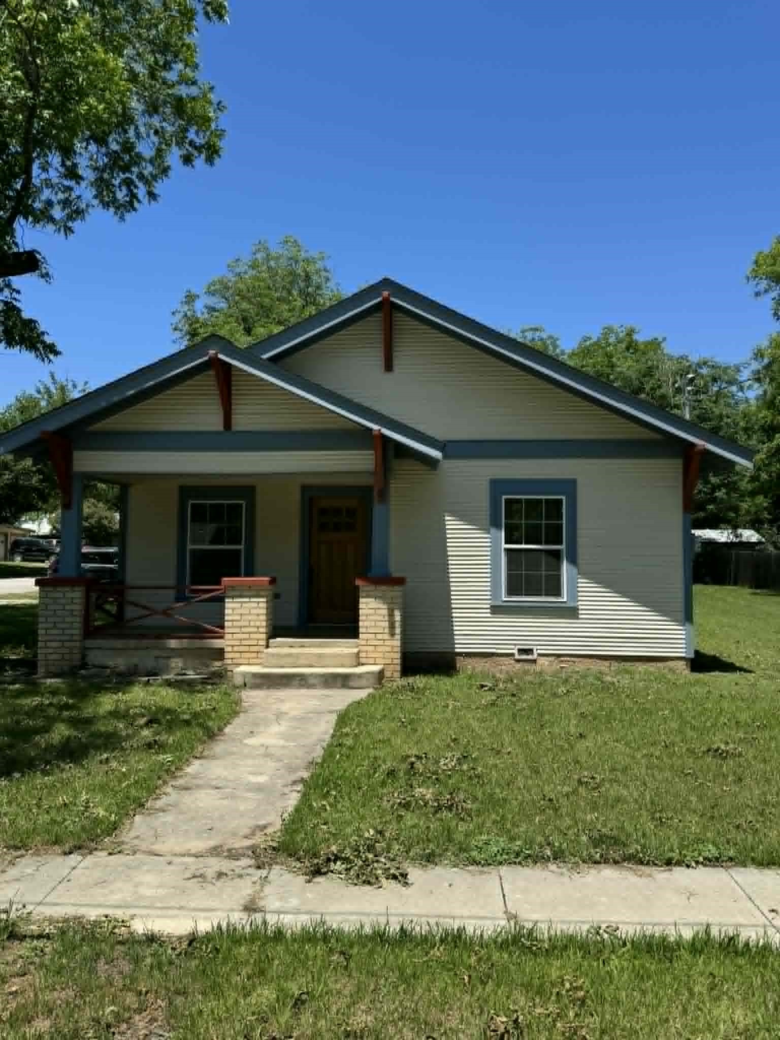 230 SW Live Oak — photo