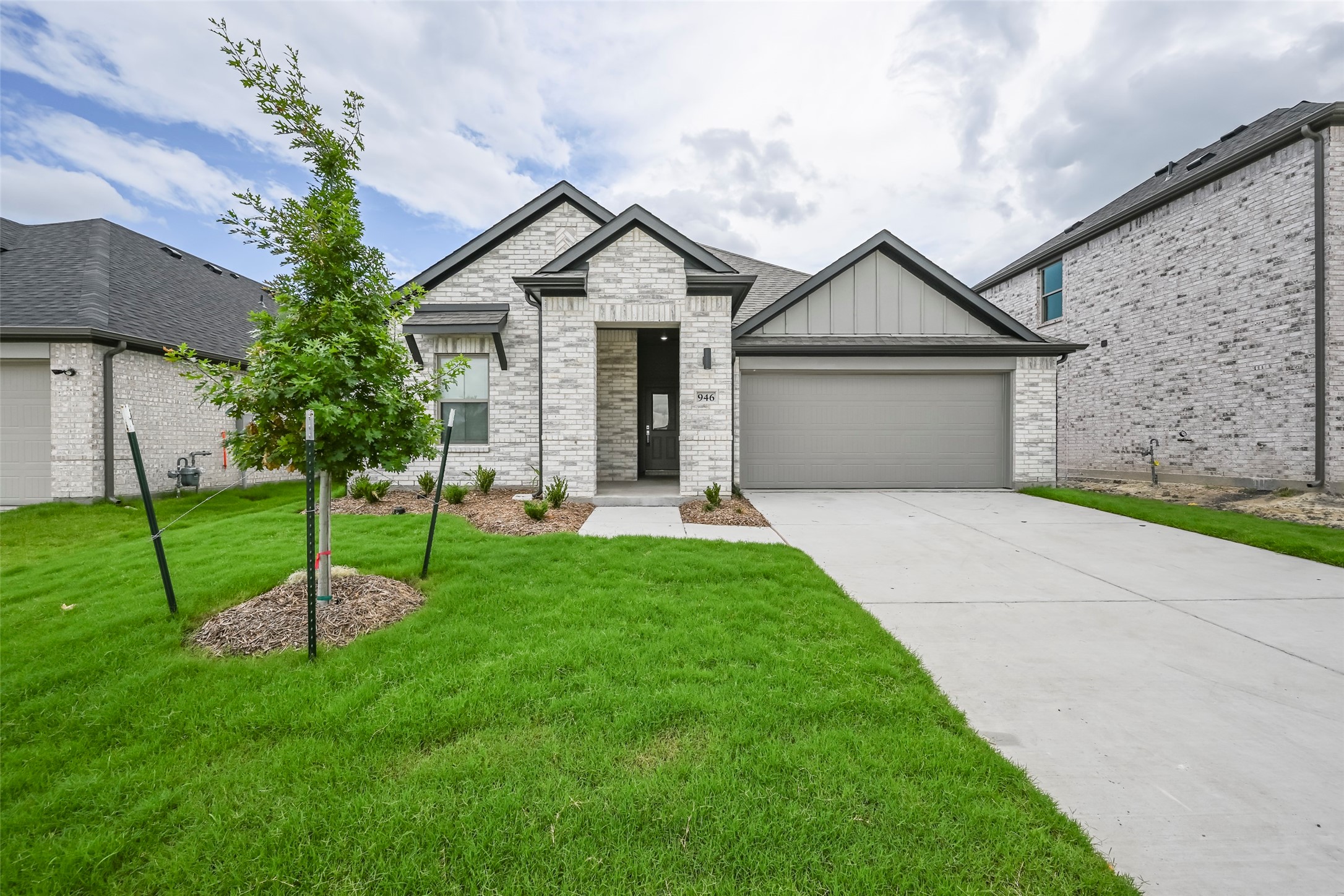 946 Olive Drive — photo