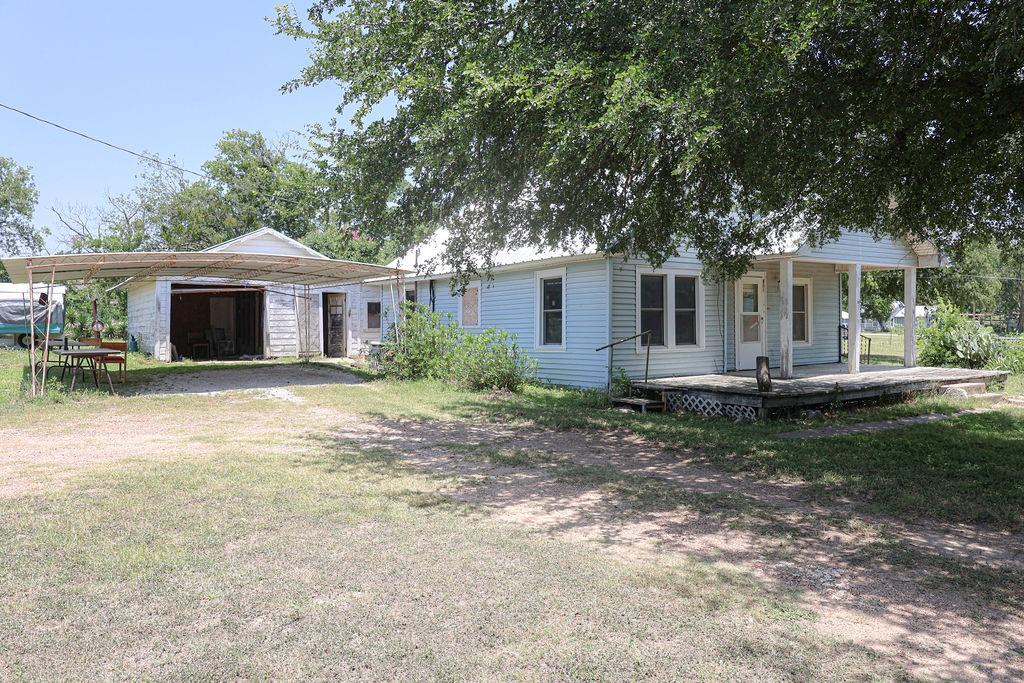 801 E Walcott Avenue, Comanche, TX 76442 — photo 2