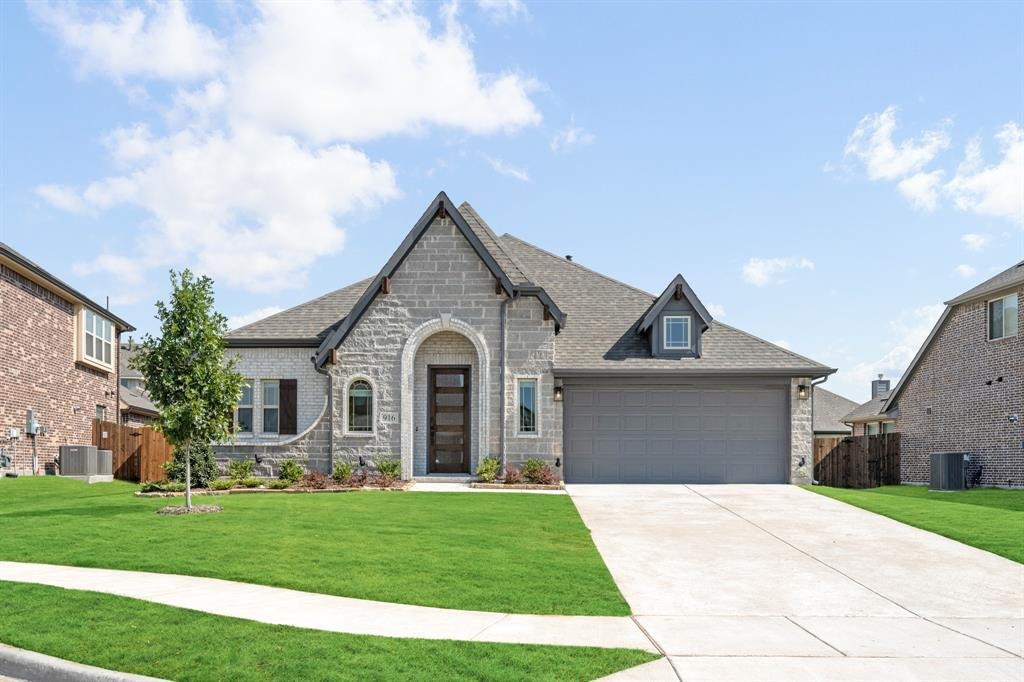 916 Greenleaf Court — photo