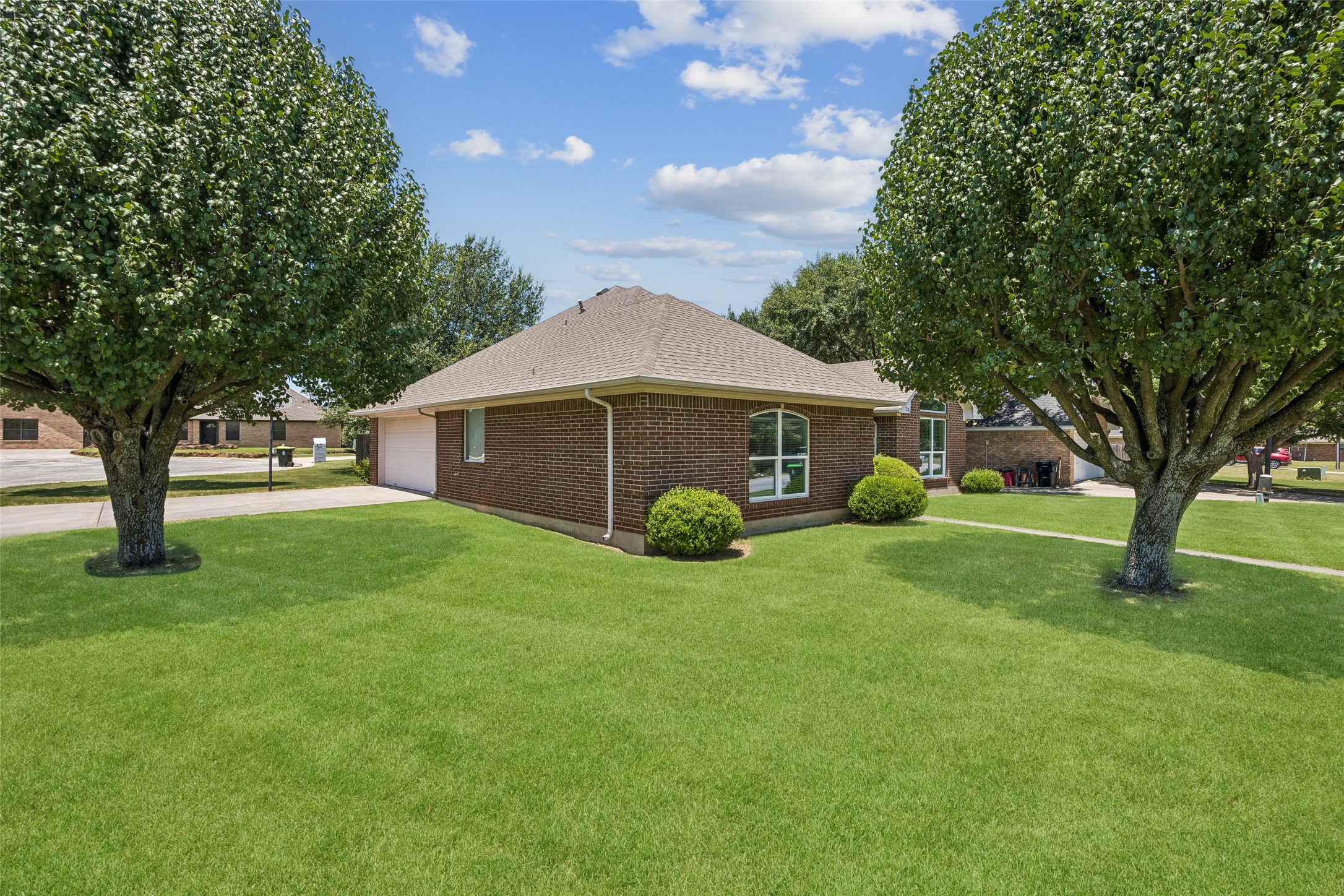 216 Point Circle, Pilot Point, TX 76258 — photo 2