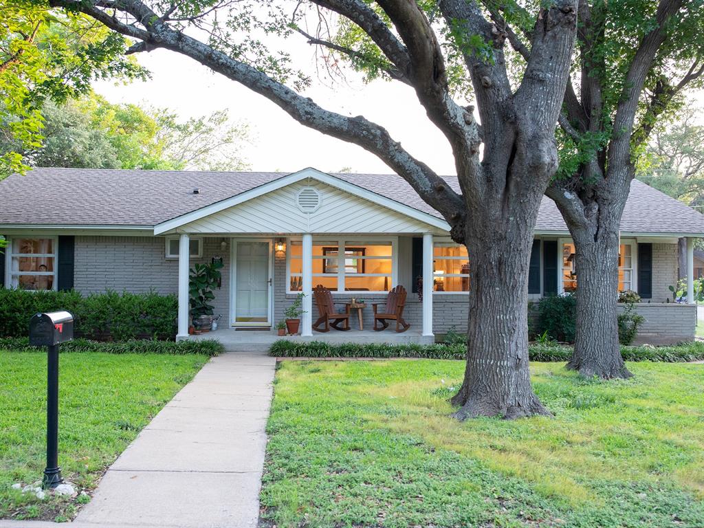 2324 Lake Air Drive — photo