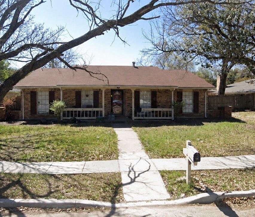 825 Pinoak Drive — photo