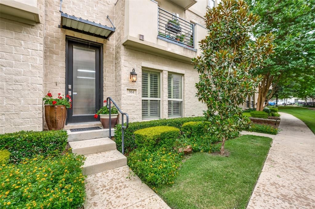 7333 Valley View Lane 304 — photo