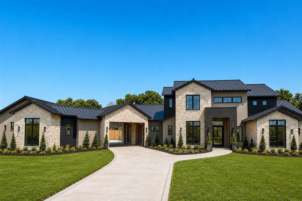 1402 Clydesdale Road — photo
