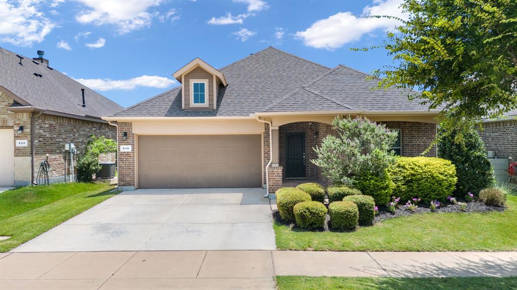 916 Hawks Way — photo