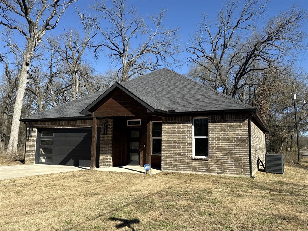 102 Oakwood Drive — photo