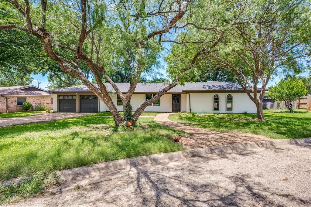 1113 Heather Court — photo