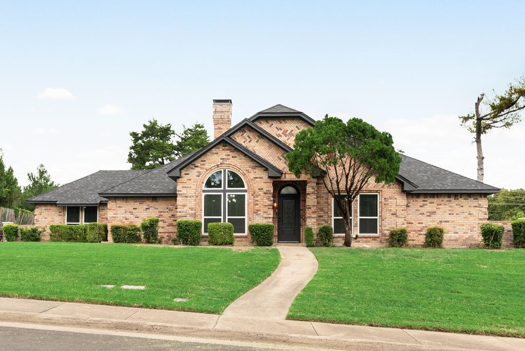 915 Greenbriar Lane — photo