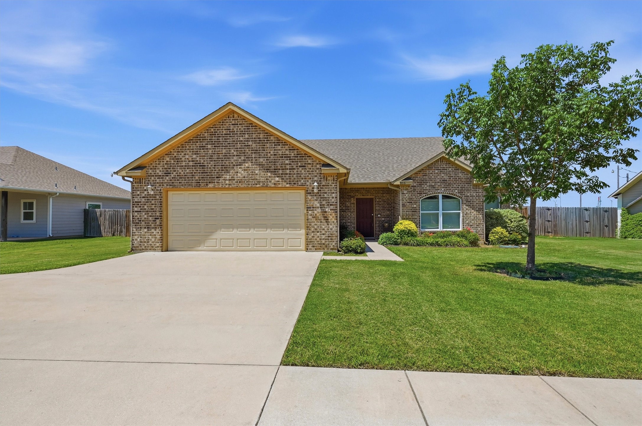 816 E Northside Drive, Pilot Point, TX 76258 — photo 2