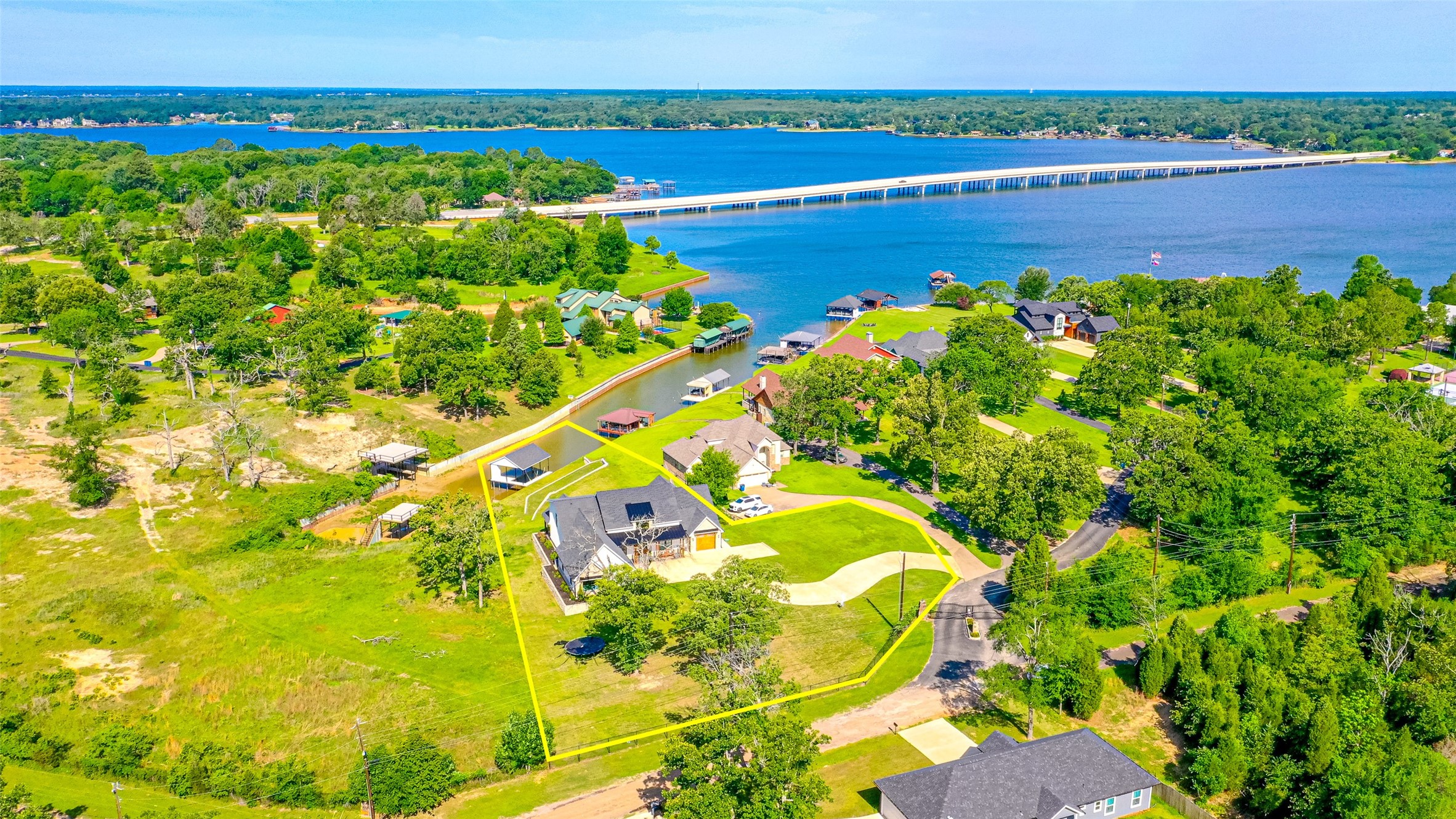 5523 Lakeshore Court — photo
