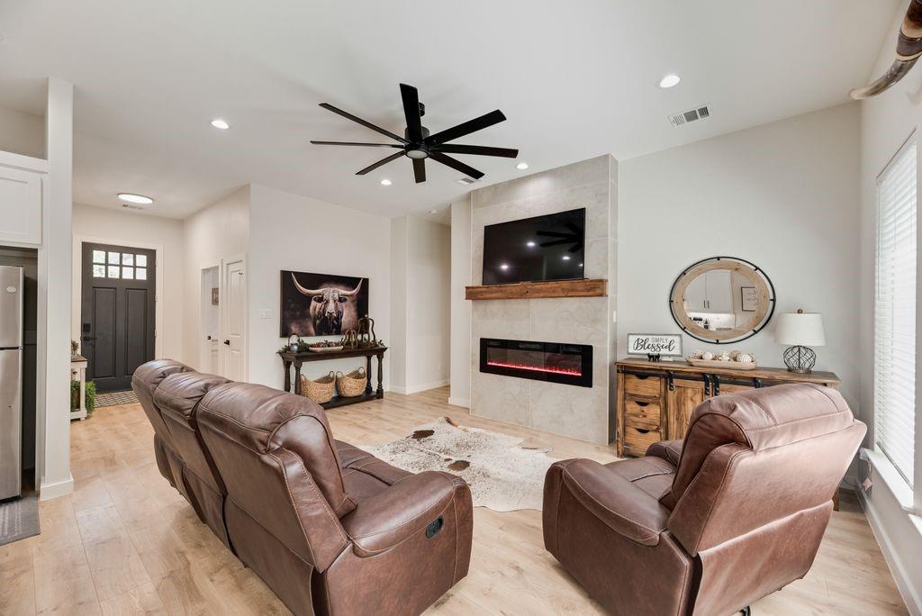 112 Indian Oaks Trail — photo