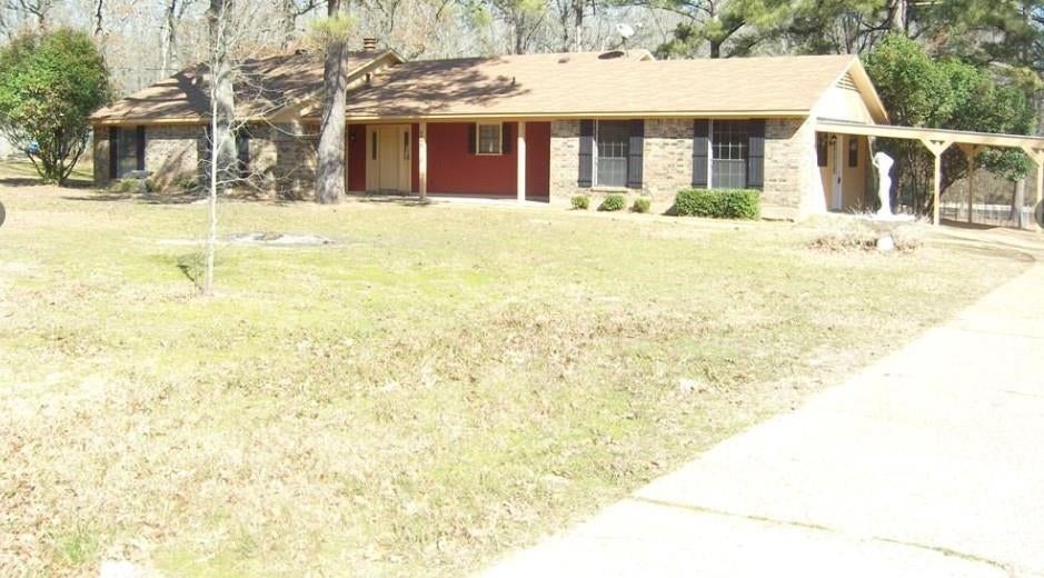 6095 Victoria Lane — photo